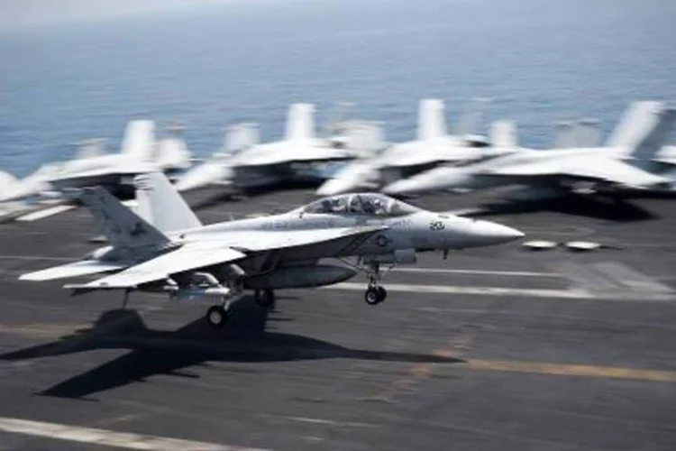 F/A-18C Hornet, uma das aeronaves usadas nos ataques na Síria, em porta-aviões (Mohammed al-Shaikh/AFP)