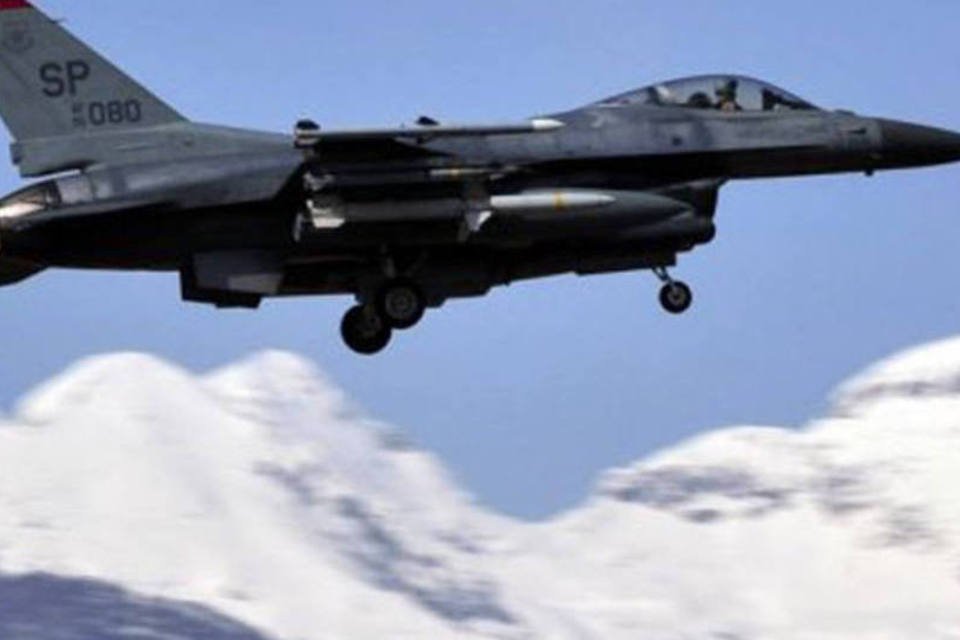 
	Avi&atilde;o ca&ccedil;a F-16: Comand desenvolveu manuais de manuten&ccedil;&atilde;o eletr&ocirc;nica para o avi&atilde;o da Lockheed Martin
 (Giuseppe Cacace/AFP)