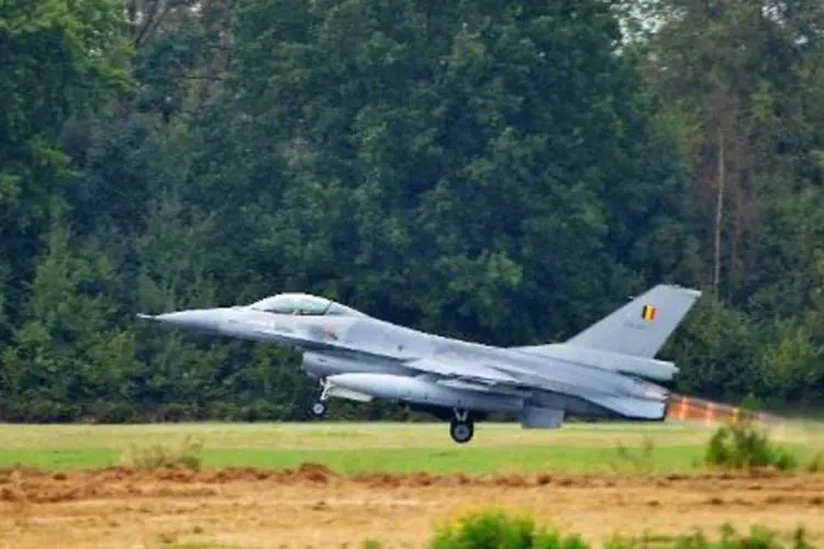 Caça F-16 é visto na base aérea de Florennes, Bélgica: Otan enviou aviões para patrulhar espaço aéreo onde aeronave russa foi vista (Eric Lalmand/AFP)