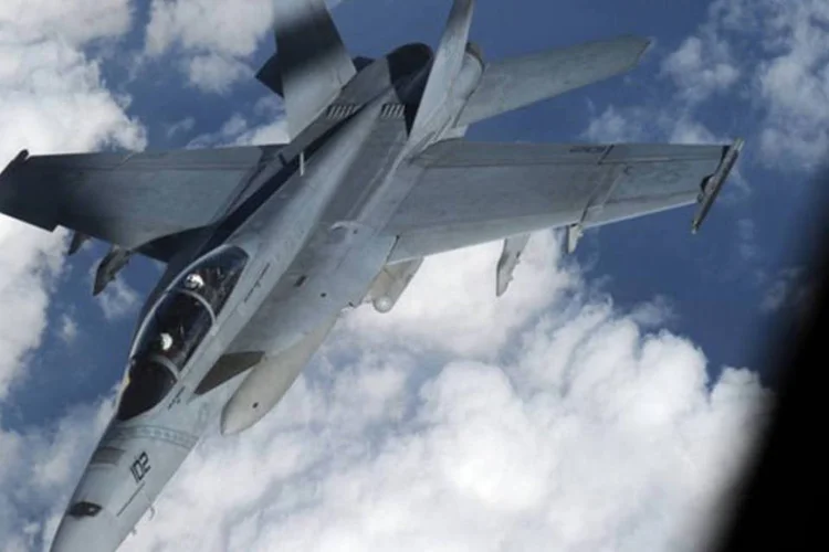 
	Ca&ccedil;a FA-18 durante exerc&iacute;cio militar sobre o mar da China Meridional: o exerc&iacute;cio envolve, do lado americano, seis ca&ccedil;as FA-18 e 90 soldados, e quatro avi&otilde;es ca&ccedil;as F-4
 (Toshifumi Kitamura/AFP)