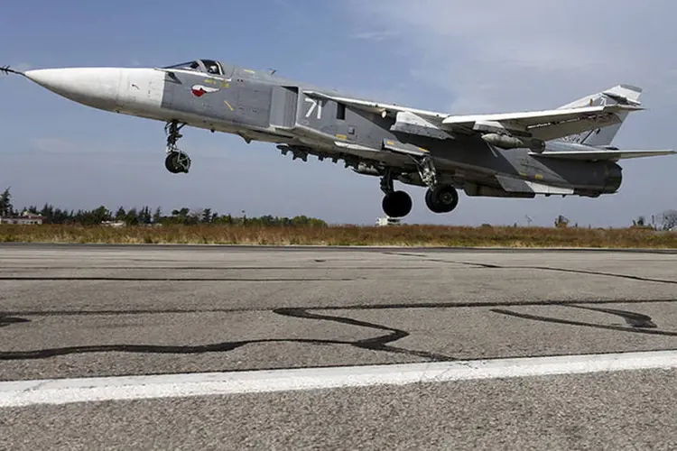 
	Ca&ccedil;a russo Sukhoi Su-24: o avi&atilde;o caiu em territ&oacute;rio s&iacute;rio, a poucos quil&ocirc;metros da fronteira com a prov&iacute;ncia turca mediterr&acirc;nea de Hatay
 (Ministério da Defesa da Rússia/Reuters)