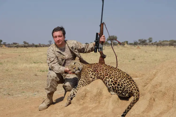 Caçador com leopardo abatido na Namíbia (Lord Mountbatten)