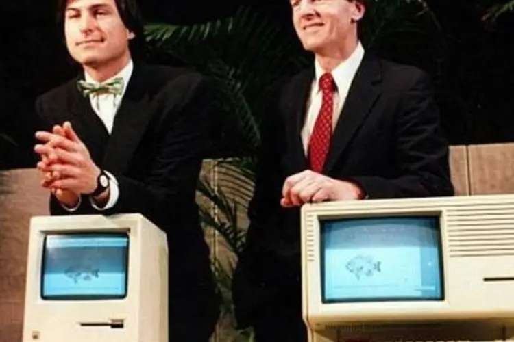 John Sculley ao lado de Steve Jobs, nos anos 80 (Wikimedia Commons)