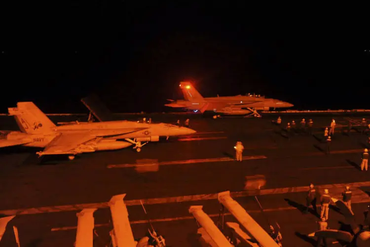 
	Ca&ccedil;as se preparam para decolar de porta-avi&otilde;es, para a&ccedil;&atilde;o contra o Estado Isl&acirc;mico
 (Marinha americana/Handout via Reuters)