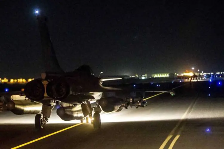 
	Resposta francesa: o ataque foi realizado por dez avi&otilde;es ca&ccedil;a &ndash; Rafale e Mirage 2000 &ndash;, a partir dos Emirados &Aacute;rabes Unidos e da Jord&acirc;nia
 (Ministério da Defesa da França/Reuters)