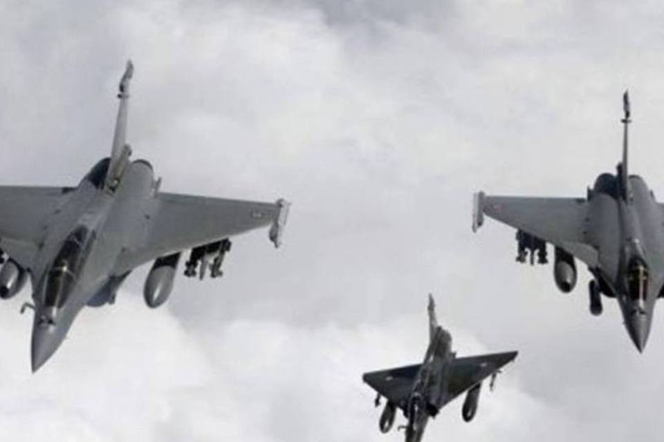 EUA e França vão manter esforço militar até que Kadafi se renda