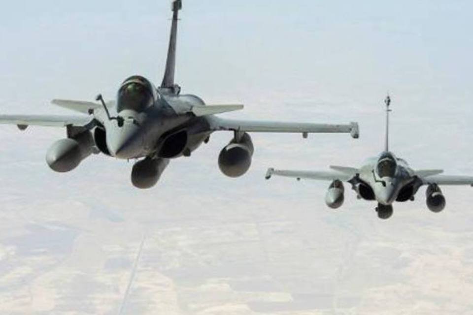 França ataca EI no Iraque e jihadistas avançam na Síria