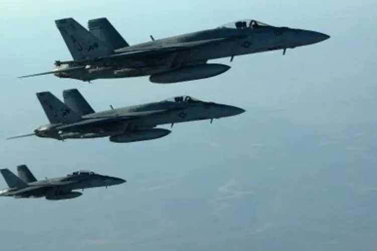 Caças F-18 americanos participam nos ataques contra o Estado Islâmico na Síria (Staff Sgt. Shawn Nickel/AFP)