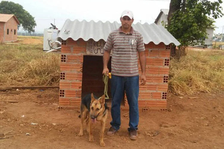 Wyomar Ramos de Araújo com Hana na casa climatizada: a sugestão foi da filha de 11 anos (Arquivo Pessoal)