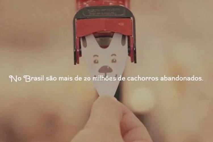 
	ONG realizou a&ccedil;&atilde;o para chamar a aten&ccedil;&atilde;o das pessoas sobre a ado&ccedil;&atilde;o dos milhares de cachorros que s&atilde;o abandonados no Brasil
 (Reprodução/Vimeo)