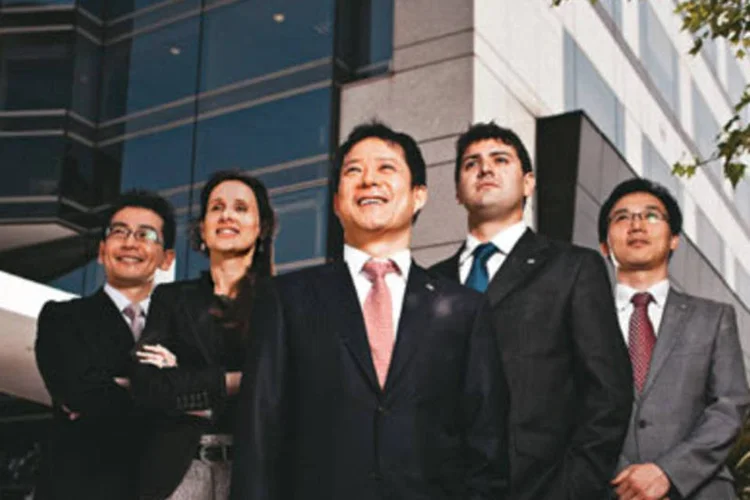 O coreano Martin Lee (à frente) e a equipe da Mirae: falta convencer os investidores brasileiros (.)