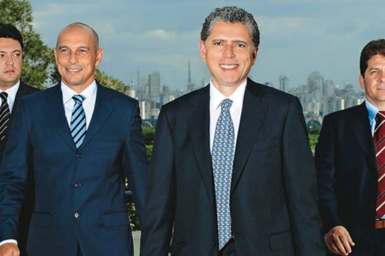 Cosentino (à frente) e alguns de seus franqueados: dois anos para unir os antigos concorrentes (Alexandre Battibugli/EXAME.com)