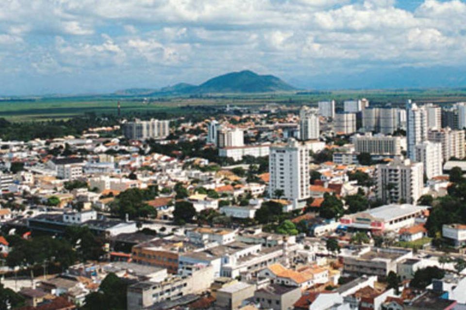 Manifestantes fecham aeroporto de Campos em protesto