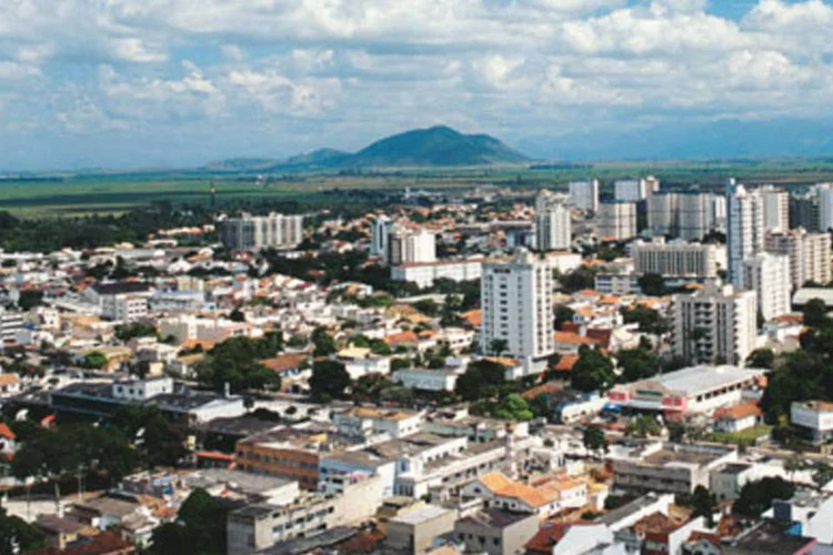 
	Campos dos Goytacazes:&nbsp;cerca de 80% de todo o petr&oacute;leo produzido no pa&iacute;s v&ecirc;m da Bacia Campos e as cidades da regi&atilde;o s&atilde;o as maiores favorecidas pelos royalties.
