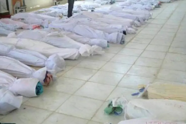 Imagem divulgada pela agência de notícias da oposição síria de diversos corpos de vítimas do massacre em Houla (©AFP / Ho)