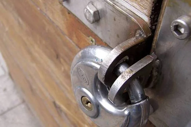 Cadeado trancando uma porta (Stock.XCHNG)