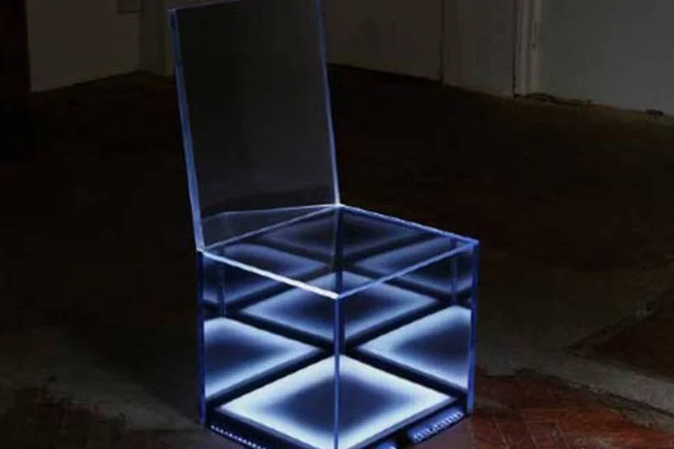 A cadeira invisivel, do designer Ben Alun-Jones (Divulgação)