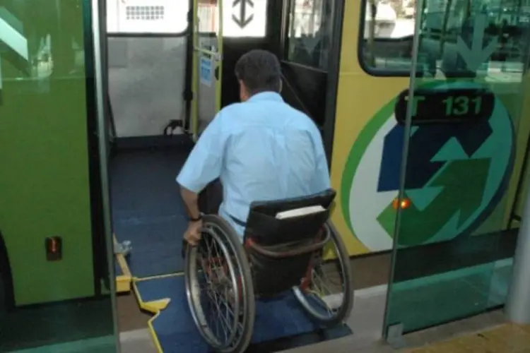
	Cadeirante (deficiente f&iacute;sico) entra em &ocirc;nibus BRT em esta&ccedil;&atilde;o de Uberl&acirc;ndia (MG): existem no Brasil 45 milh&otilde;es de pessoas com alguma defici&ecirc;ncia, segundo IBGE
 (Daniel Nunes)