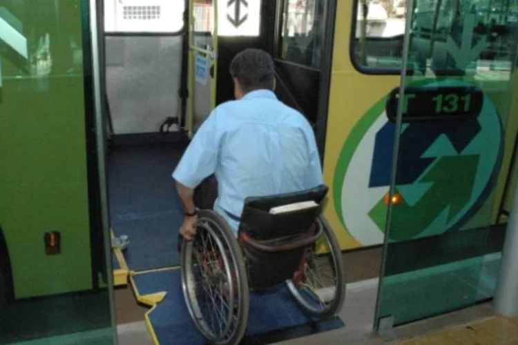 
	Cadeirante em &ocirc;nibus:&nbsp;&ldquo;Temos garantias de acessibilidade como, por exemplo, vagas para deficientes, mas as pessoas que n&atilde;o precisam param os carros nessas vagas&quot;, afirmou&nbsp;Ant&ocirc;nio Jos&eacute; Ferreira
 (Daniel Nunes)