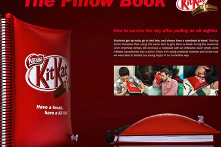Caderno-travesseiro do Kit Kat: capa do caderno é feita com material para ser inflado e vira um travesseiro portátil (Divulgação)