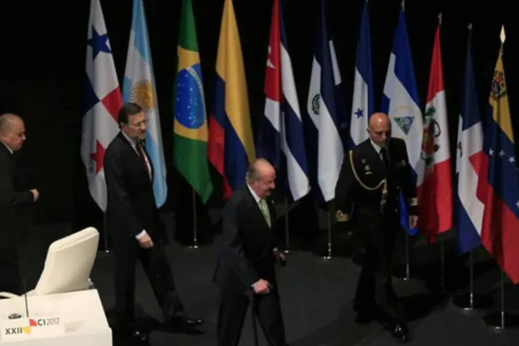 Rei da Espanha Juan Carlos I, primeiro-ministro espanhol Mariano Rajoy e secretário geral ibero-americano Enrique Iglecias na abertura da 22ª Cúpula Ibero-Americana, em Cádiz (REUTERS)
