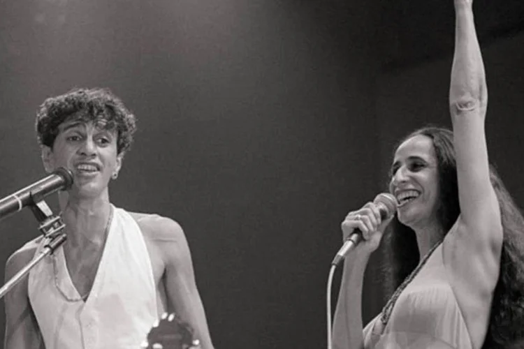 Caetano Veloso canta ao lado da irmã, Maria Bethânia: baiano completa sete décadas e ganha disco em sua homenagem (Quim Llenas/Getty Images)