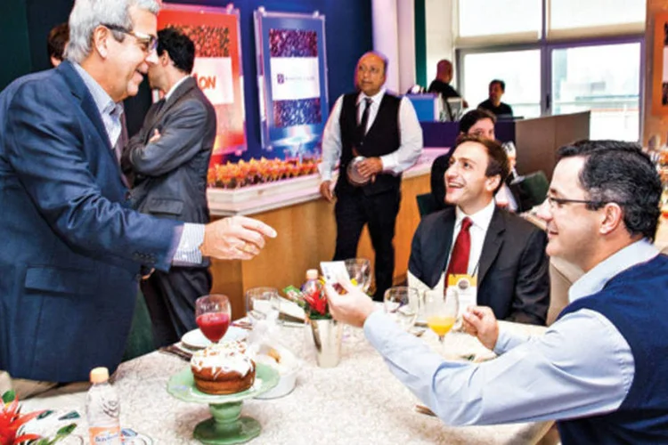 Executivos de RH trocam cartões antes de o debate começar no primeiro Café com RH do ano, promovido pela Editora Abril (Marcelo Spatafora / VOCÊ RH)