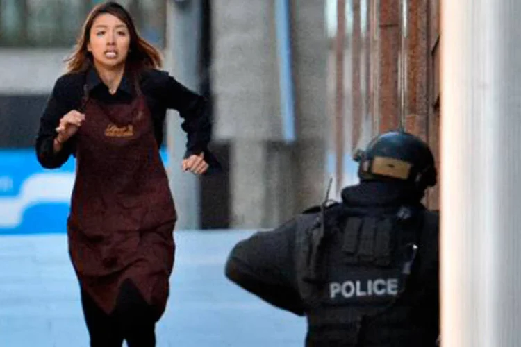 
	Ref&eacute;m deixa a cafeteria e corre em dire&ccedil;&atilde;o &agrave; pol&iacute;cia em Sydney: cinco pessoas conseguiram sair da cafeteria
 (Saeed Khan)