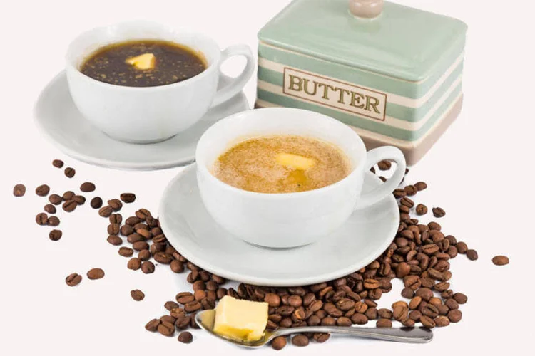 Xícaras de café com manteiga (Thinkstock)