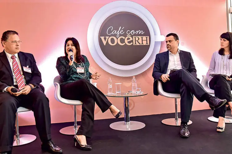 Vanessa Lobato, do Santander, fala sobre práticas adotadas pelo banco na gestão dos mais velhos, entre João Lins, da PwC (à esq.), Fernando Tourinho, da Bosch, e Tatiana Sendin, da VOCÊ RH (Flávio Santana / VOCÊ RH)