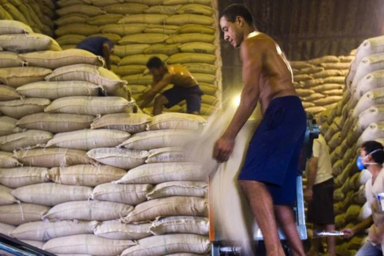 Sacos de café são empilhados em um caminhão em um complexo da cooperativa Cooxupé (Marcos Issa/Bloomberg News)