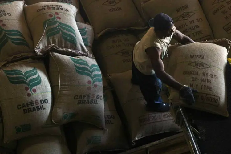 
	Sacos de caf&eacute; s&atilde;o empilhados em um caminh&atilde;o em um complexo da cooperativa Cooxup&eacute;
 (Dado Galdieri/Bloomberg)