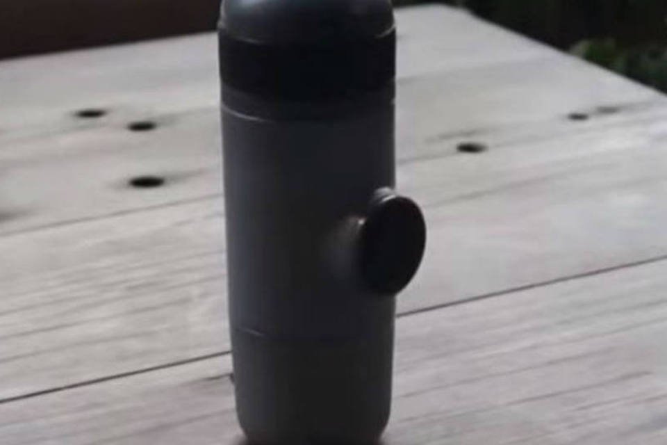 Máquina de café espresso portátil parece simples garrafa