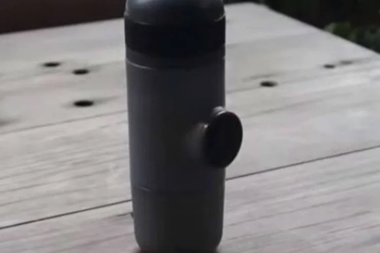 Máquina portátil de café espresso (Reprodução / YouTube)