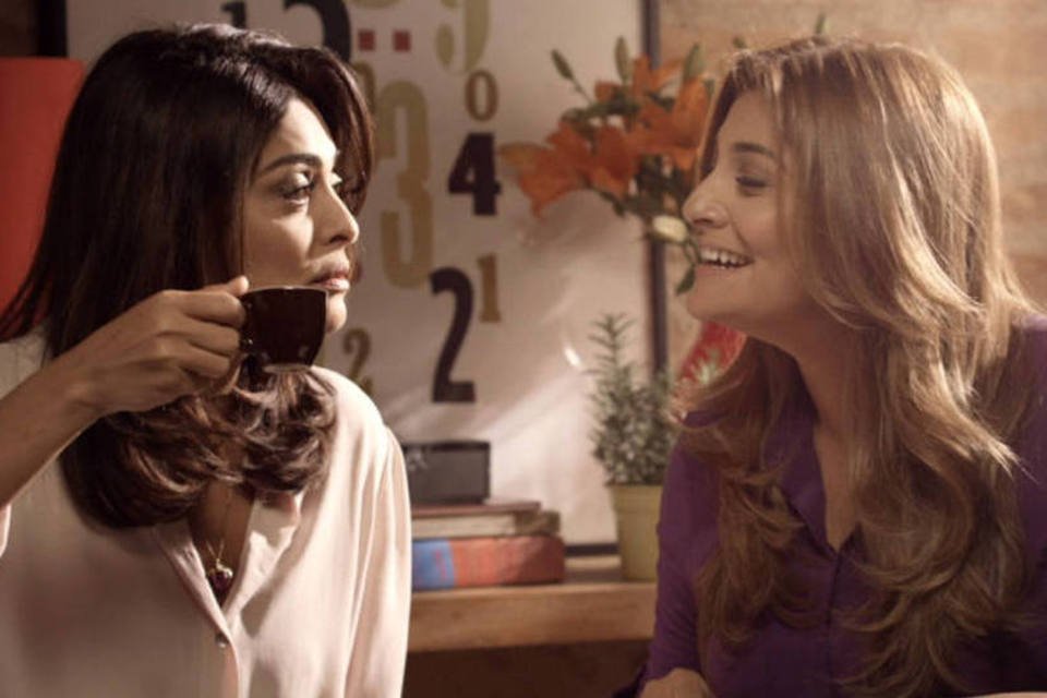 Juliana Paes estrela novo comercial do Café Pelé