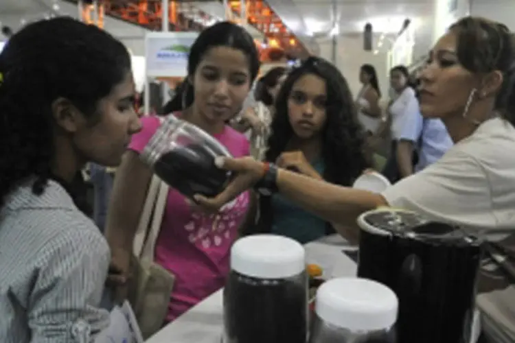 Mostra de ciência, tecnologia e inovação da 64ª Reunião Anual da Sociedade Brasileira para o Progresso da Ciência: café é produzido com a amêndoa do fruto do tucumã (Agência Brasil)