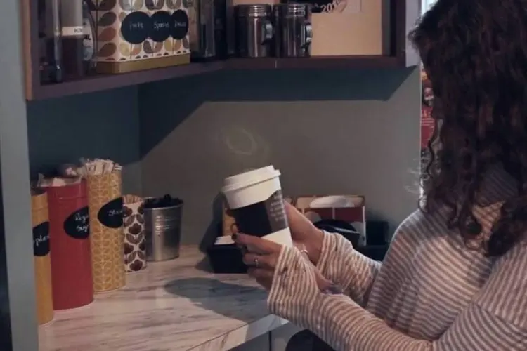 
	ONG disponibilizou suportes de copo de caf&eacute; que traziam uma mensagem quando a temperatura da bebida estivesse alta
 (Reprodução/Vimeo)