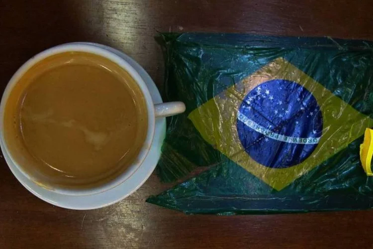 
	Caf&eacute; ao lado de bandeira do Brasil: a Caf&eacute; Tr&ecirc;s Cora&ccedil;&otilde;es atua na ind&uacute;stria aliment&iacute;cia nacional
 (REUTERS/Michael Dalder)