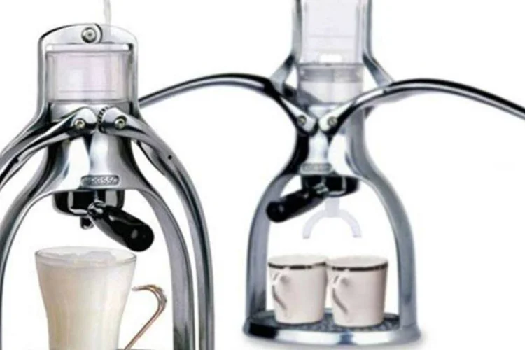 Para usá-la basta abastecer o equipamento com água fervente, adicionar o expresso favorito no porta-filtro e pressionar a haste de metal para baixo (Divulgação)