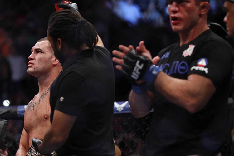 
	Cain Vel&aacute;squez venceu o &uacute;ltimo cap&iacute;tulo da trilogia com J&uacute;nior Cigano dos Santos e manteve o cintur&atilde;o da divis&atilde;o dos pesados do Ultimate
 (Andrew Richardson-USA TODAY Sports)