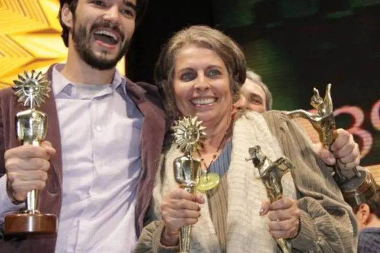 Caio Blat e Lúcia Murat, premiados em Gramado por "Uma Longa Viagem" (Divugação)