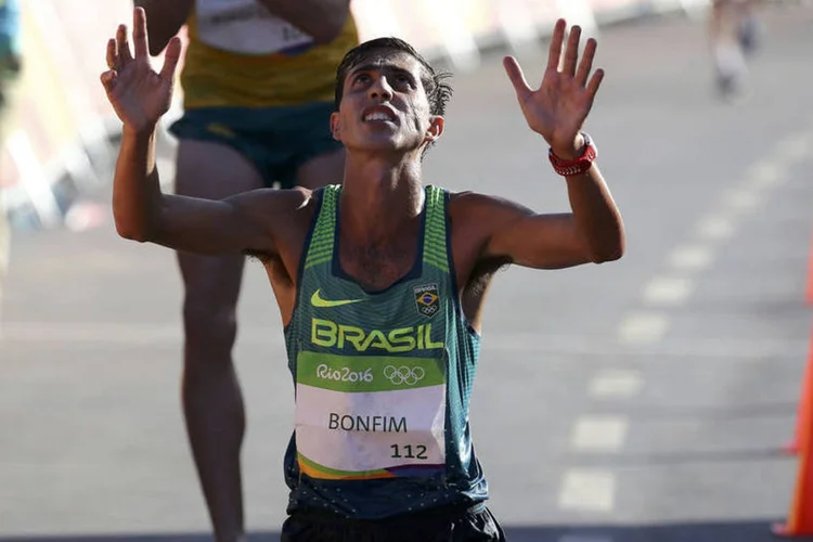 
	Caio Bonfim: ele chegou gritando de alegria e se ajoelhou depois da linha de chegada, apontando para o c&eacute;u
 (Damir Sagolj / Reuters)