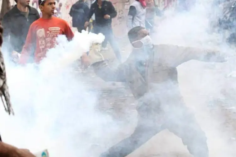 Homem lança bomba de fumaça (Getty Images)