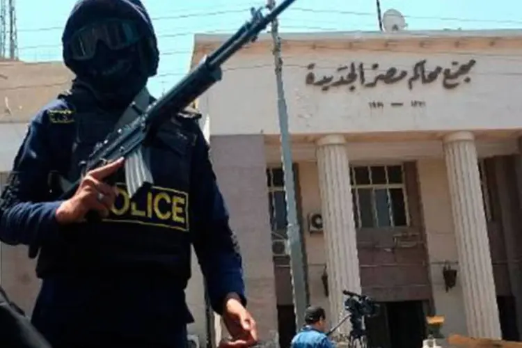 
	Policial no Egito: ataques n&atilde;o foram reivindicados at&eacute; o momento, mas foram executados em uma &aacute;rea que &eacute; um reduto do EI
 (Khaled Desouki/AFP)