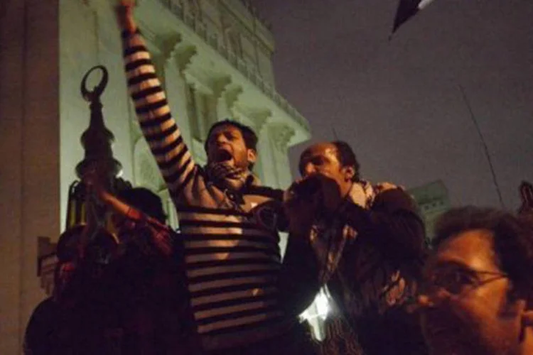 
	Manifestantes protestam diante do pal&aacute;cio presidencial no Cairo: as manifesta&ccedil;&otilde;es de ter&ccedil;a-feira foram as maiores desde que Mursi assumiu a presid&ecirc;ncia
 (Gianluigi Guercia/AFP)