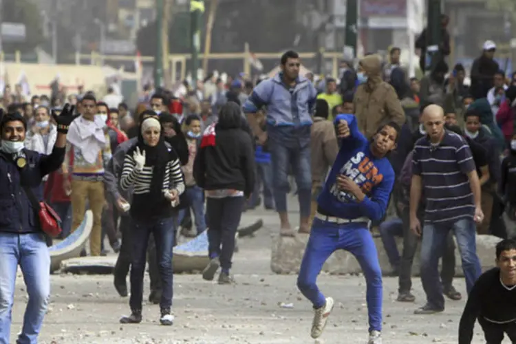 Manifestantes contra o presidente do Egito, Mohamed Mursi, atiram rochas em policiais durante embates no Cairo
 (Mohamed Abd El Ghany/Reuters)