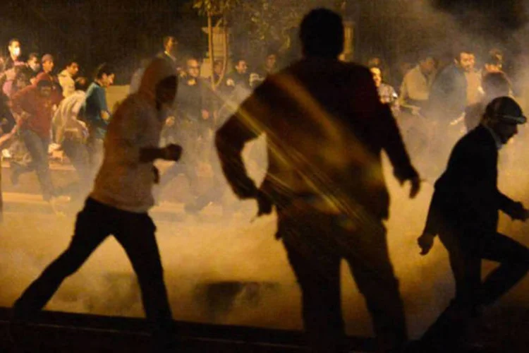 
	Manifestantes fogem do g&aacute;s lacrimog&ecirc;neo, em frente ao pal&aacute;cio presidencial, no Cairo
 (AFP/ Khaled Desouki)