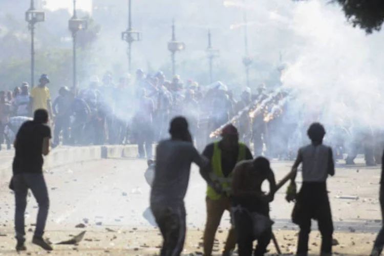 Membros da Irmandade Muçulmana e partidários do deposto presidente egípcio, Mohammed Mursi, entram em confronto com manifestantes anti-Mursi no Cairo (REUTERS)