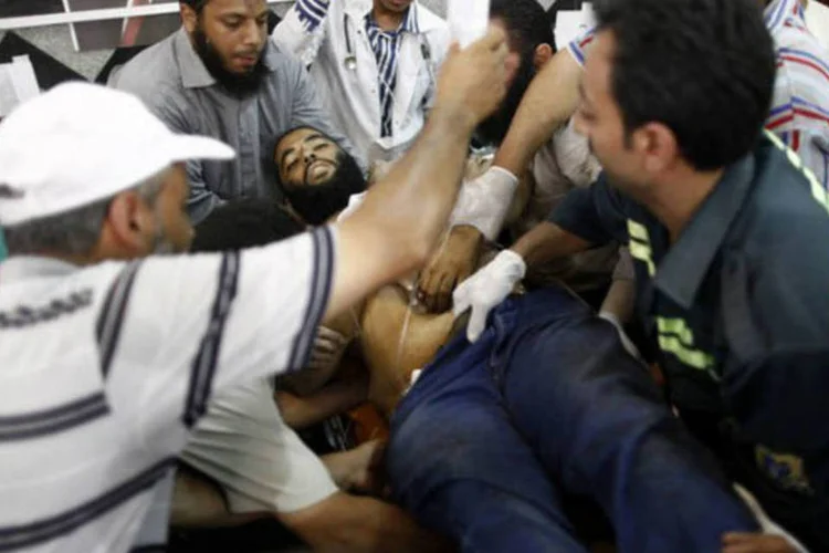 
	Segundo os servi&ccedil;os de urg&ecirc;ncia m&eacute;dica, 51 pessoas morreram e 435 ficaram feridas por tiros disparados na manh&atilde; desta segunda-feira em frente &agrave; sede da Guarda Republicana, onde quatro simpatizantes de Mursi foram mortos na &uacute;ltima sexta-feira
 (AFP / Mahmoud Khaled)