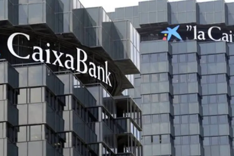 
	Fachada do Caixabank: banco com sede em Barcelona deve levantar pouco mais de &euro; 1 bilh&atilde;o com a redu&ccedil;&atilde;o de sua participa&ccedil;&atilde;o no Inbursa
 (Lluis Gene/AFP/AFP)